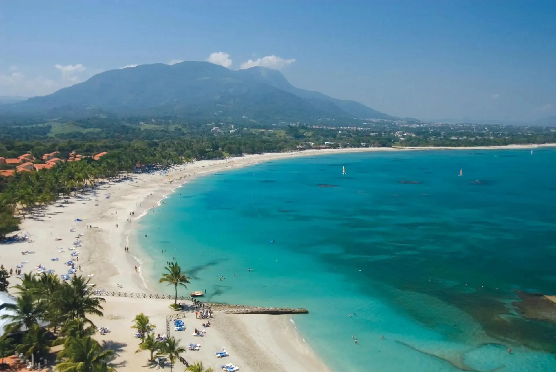 Playa Dorada y la loma Isabel de Torres, Puerto Plata