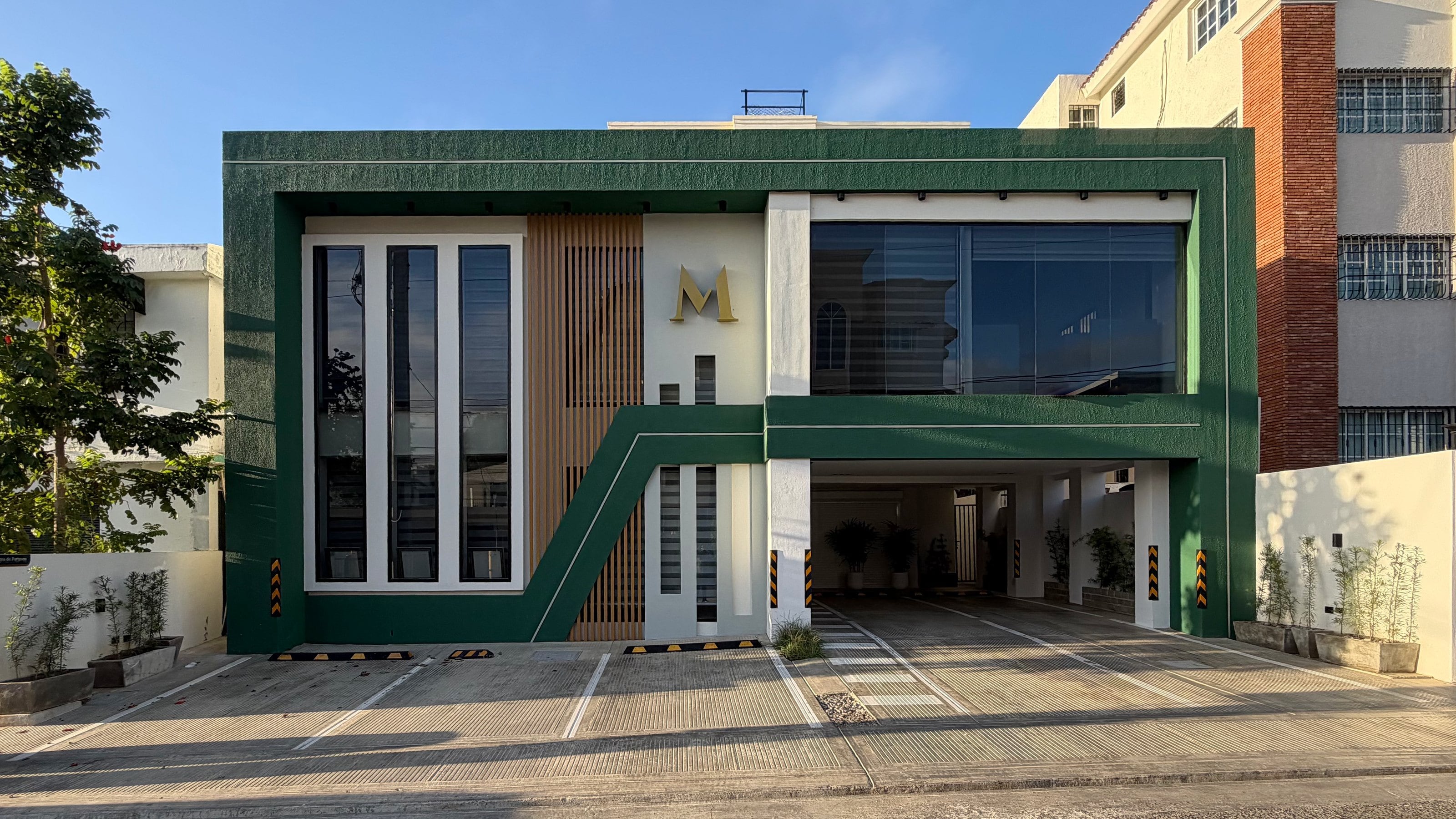 Facade of the Murcia Group offices in Santiago de los Caballeros