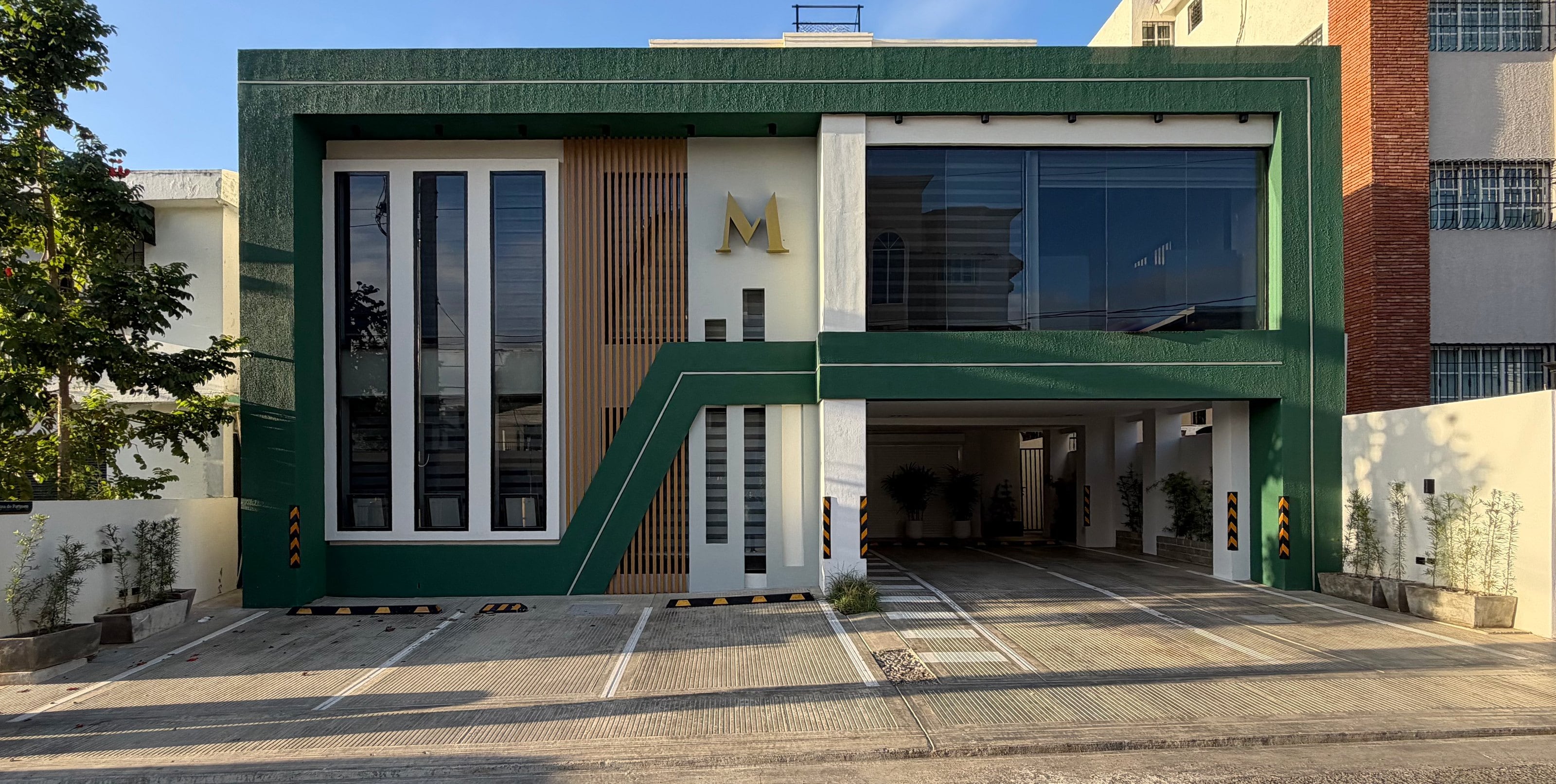 Fachada de las oficinas de Murcia Group en Santiago de los Caballeros