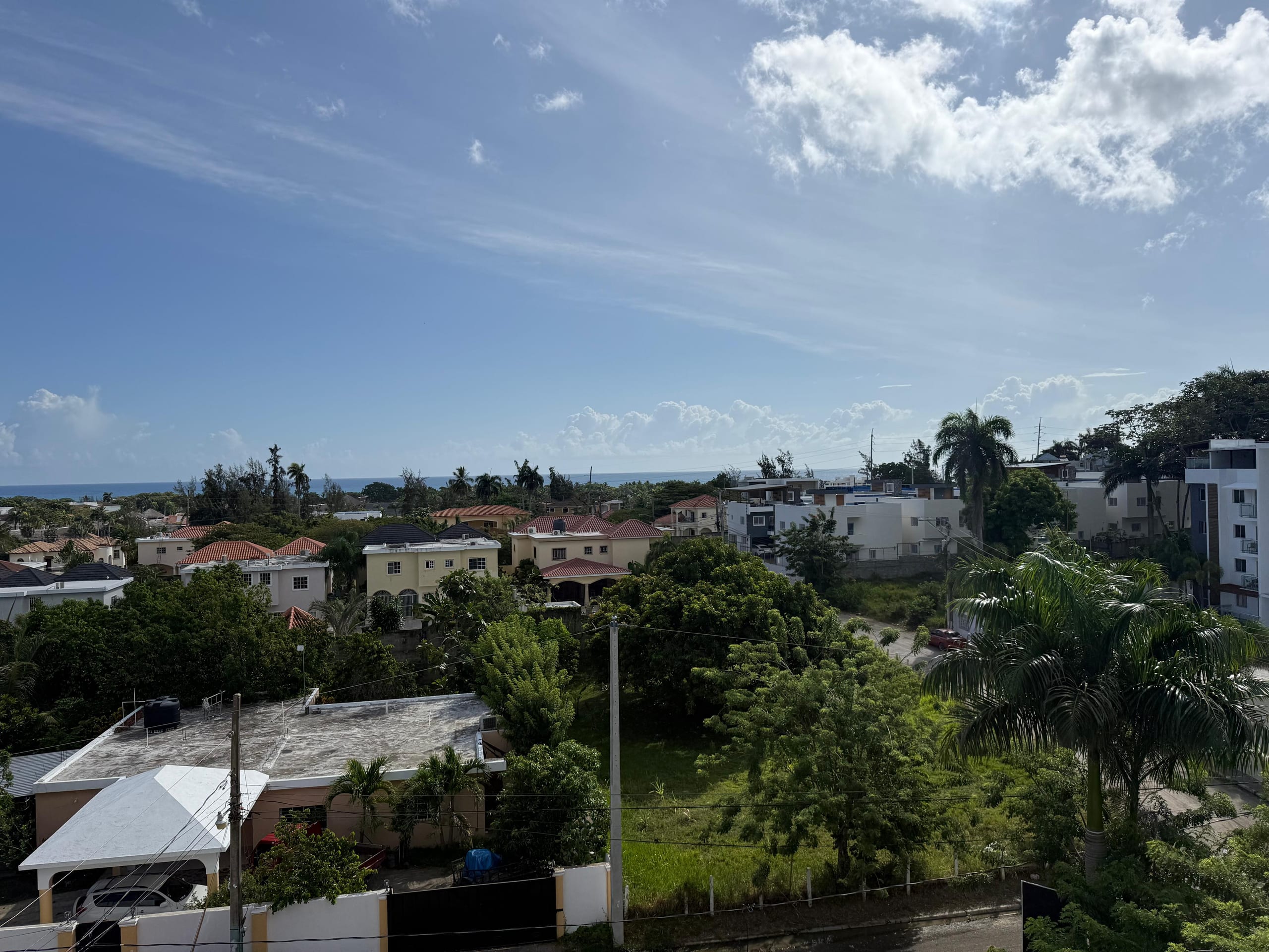 Vista del vecindario con el mar al fondo desde Residencial Alejandro