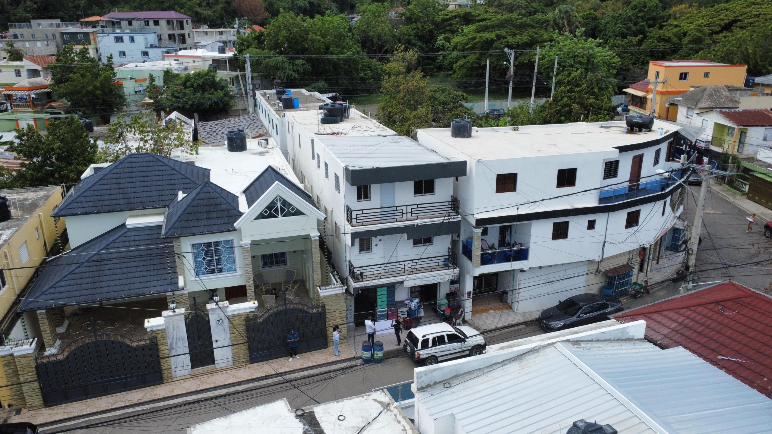 Edificio de 3 Niveles con Local Comercial
