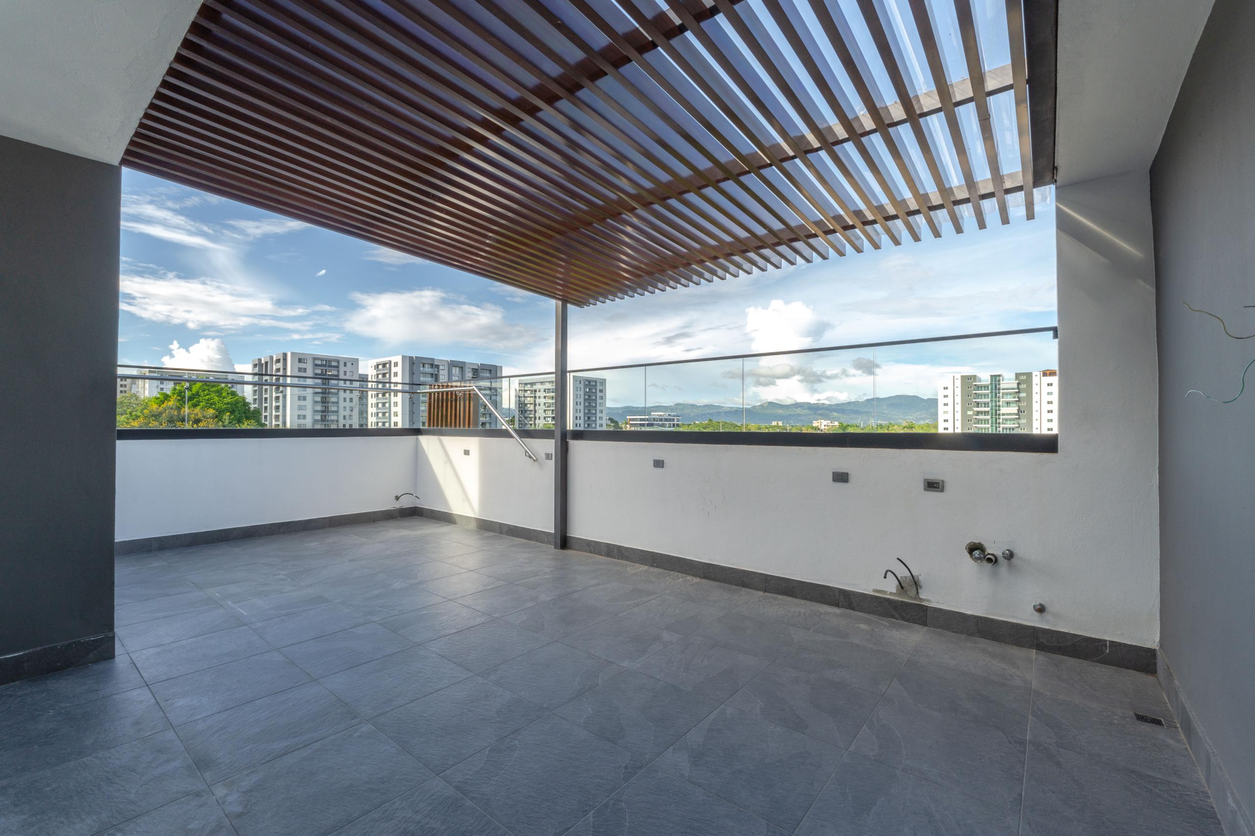 Terraza techada con pérgola y vista a la ciudad en Residencial Payamps I