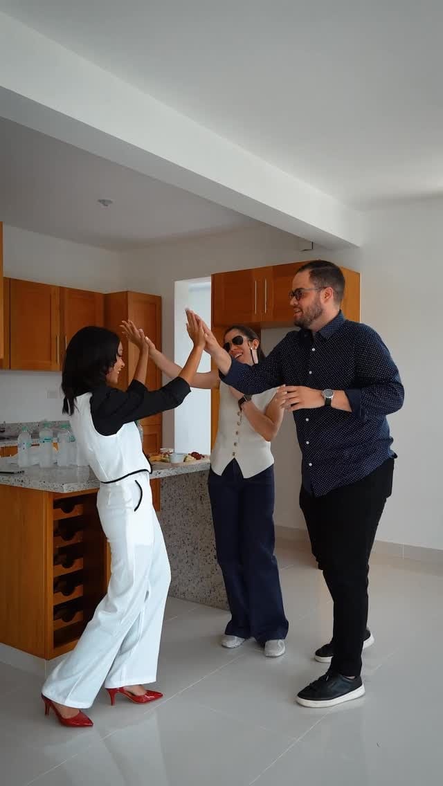 Key handover at Residencial El Samán