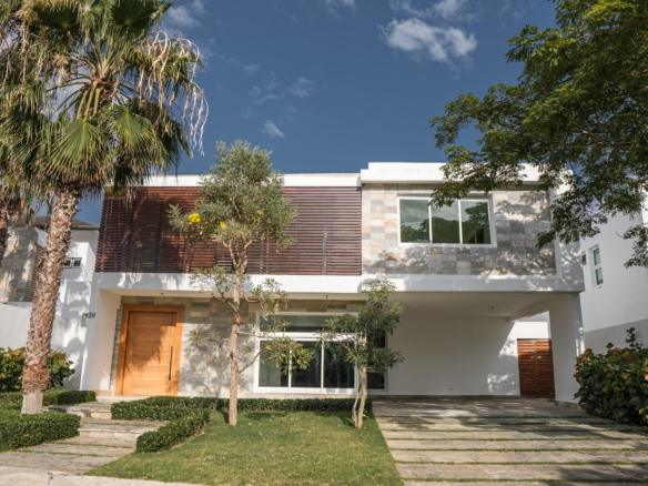 CASA EXCLUSIVA EN LAS CARMELITAS, SANTIAGO DE LOS CABALLEROS.