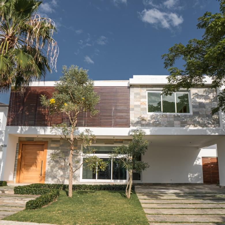 CASA EXCLUSIVA EN LAS CARMELITAS, SANTIAGO DE LOS CABALLEROS.