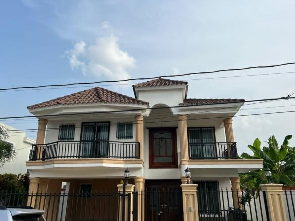 CASA EXCLUSIVA - VILLA MARIA, SANTIAGO.