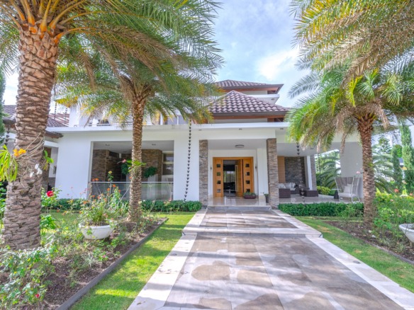 CASA EXCLUSIVA - RESIDENCIAL LA ZETA , JARABACOA.
