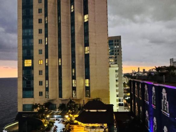 VENDO APARTAMENTO EN TORRE DE LUJO, CON VISTA AL MAR, MALECOM STO. DGO.