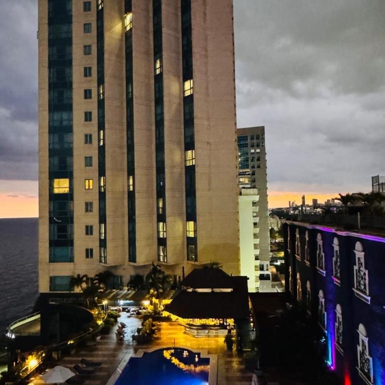 VENDO APARTAMENTO EN TORRE DE LUJO, CON VISTA AL MAR, MALECOM STO. DGO.