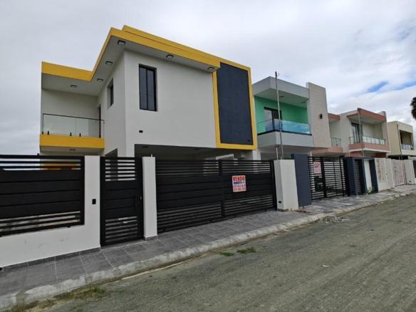 Hermosa Casa de Dos Niveles en Moca