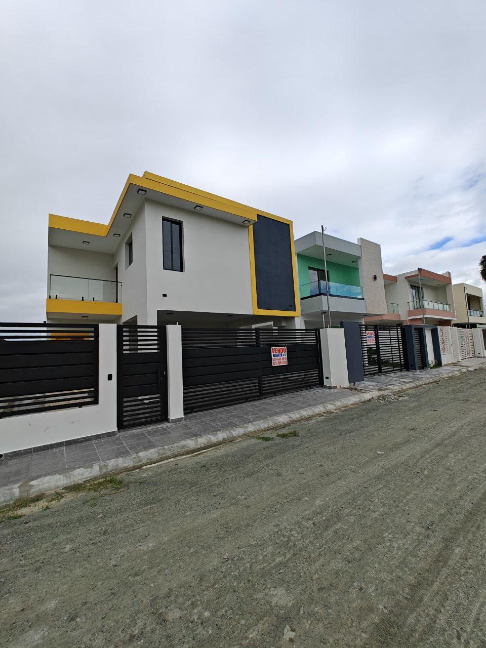 Hermosa Casa de Dos Niveles en Moca