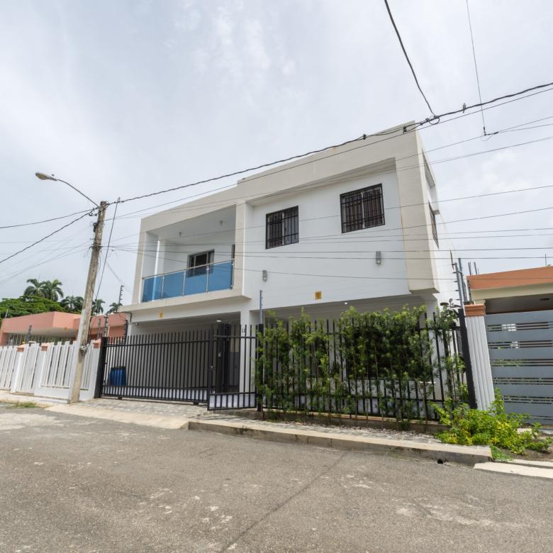 CASA MODERNA DE VENTA EN LA ARBOLEDA VI – LA VEGA