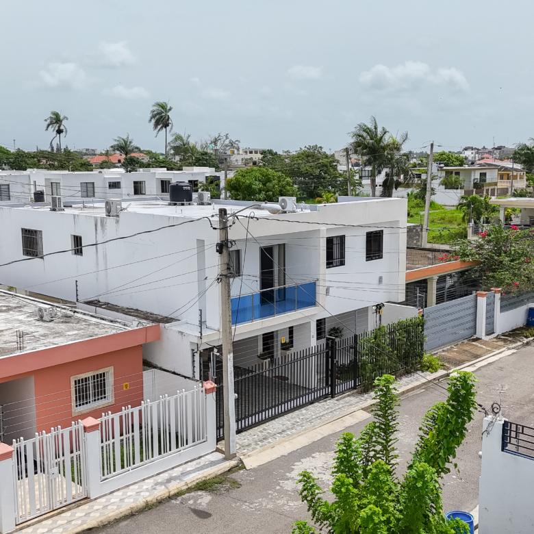 CASA MODERNA DE VENTA EN LA ARBOLEDA VI – LA VEGA